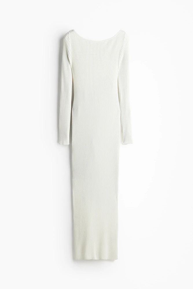 Robe moulante à encolure bateau