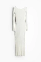 Robe moulante à encolure bateau