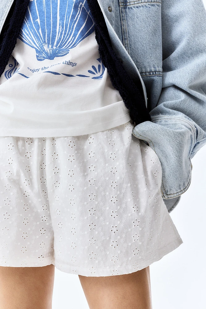 Short taille haute avec broderie anglaise
