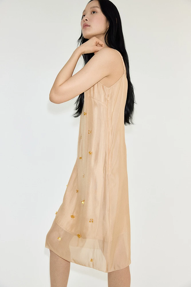 Robe vaporeuse et ornementée à bretelles fines