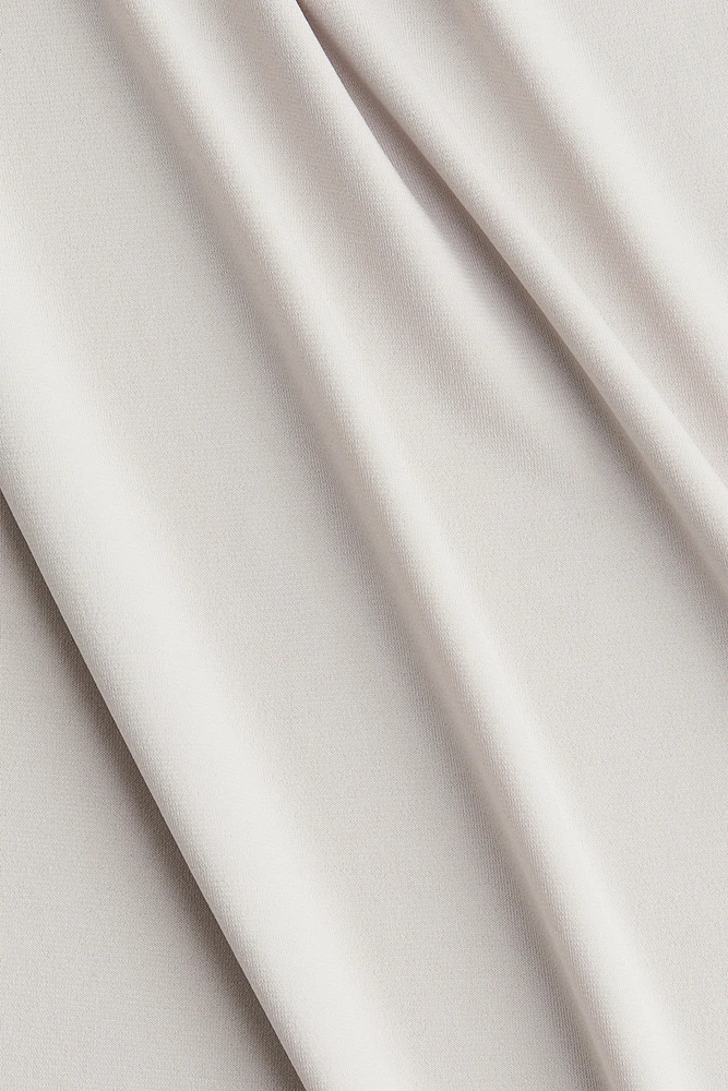 Robe asymétrique avec détail torsadé