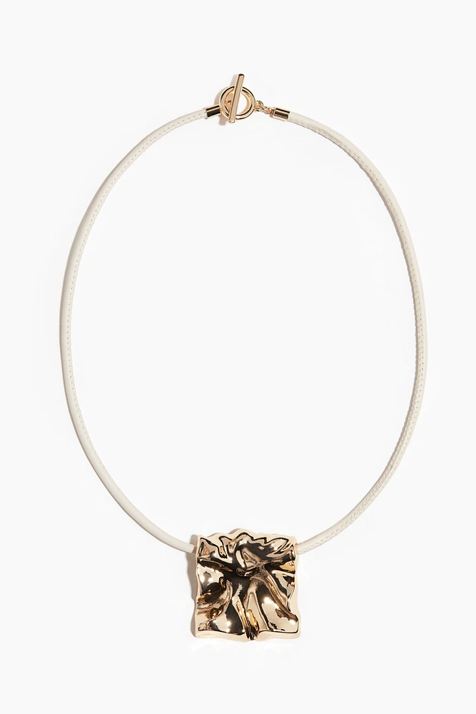 Collier en tissu enduit avec pendentif