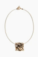 Collier en tissu enduit avec pendentif