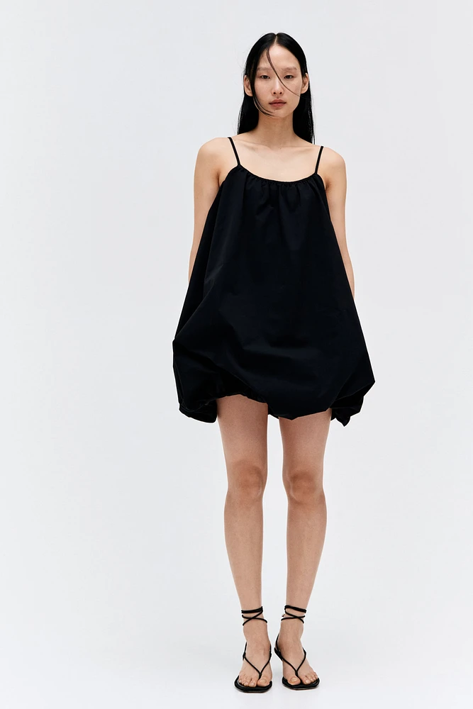 Robe à bretelles fines avec jupe effet bulle