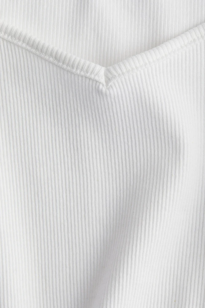 T-shirt côtelé avec encolure en forme de cœur