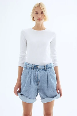 Short en denim à plis devant