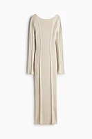 Robe moulante en tricot côtelé avec dos décolleté