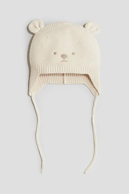 Bonnet en maille avec liens à nouer sous le menton