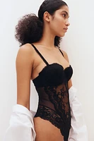 Guêpière en dentelle avec bonnets coussinés