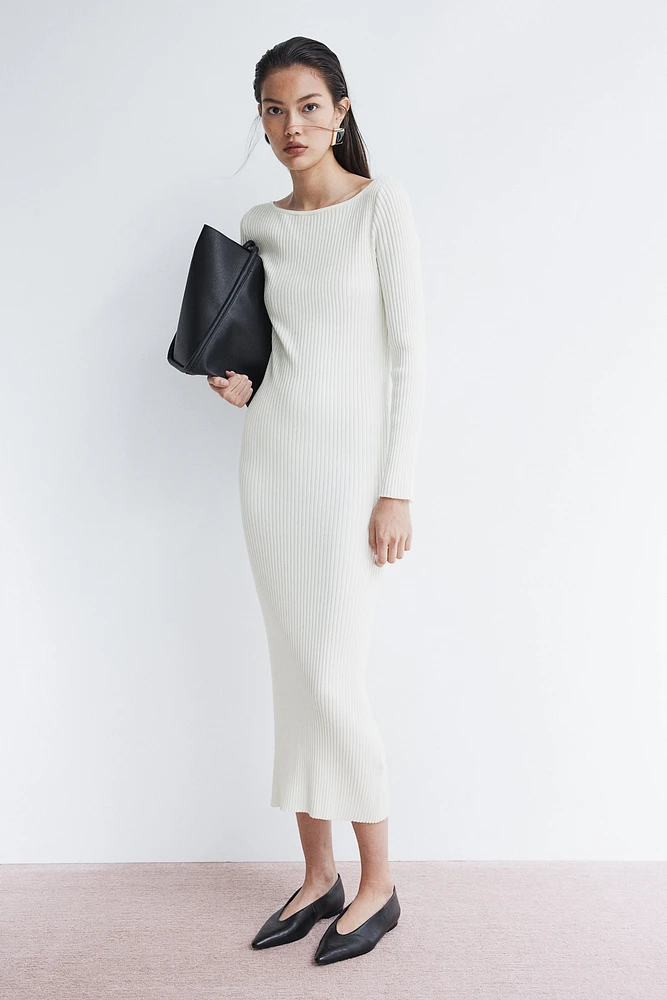 Robe moulante à encolure bateau