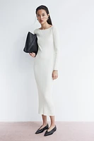 Robe moulante à encolure bateau