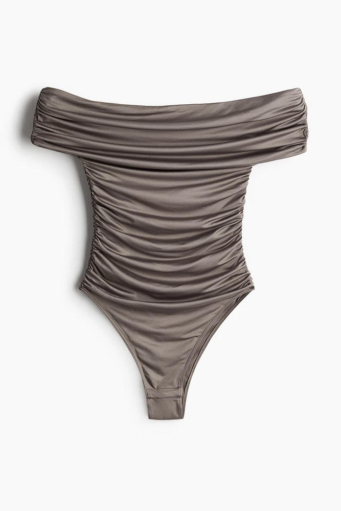 Maillot froncé aux épaules dénudées