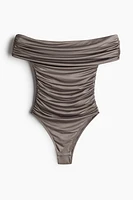 Maillot froncé aux épaules dénudées