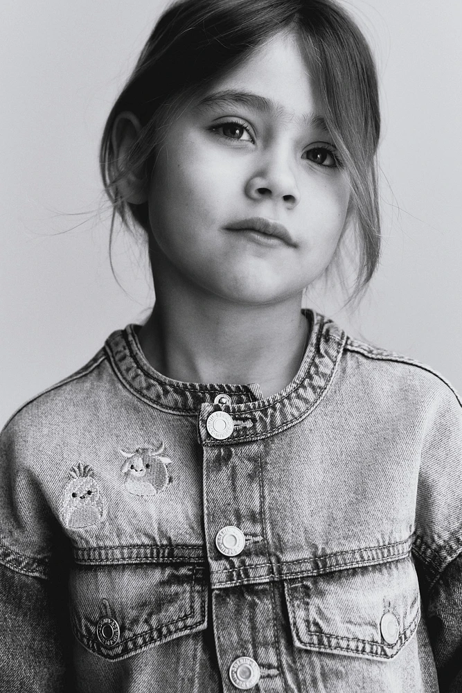 Veste en denim avec motifs brodés