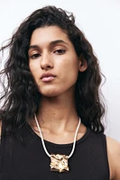 Collier en tissu enduit avec pendentif