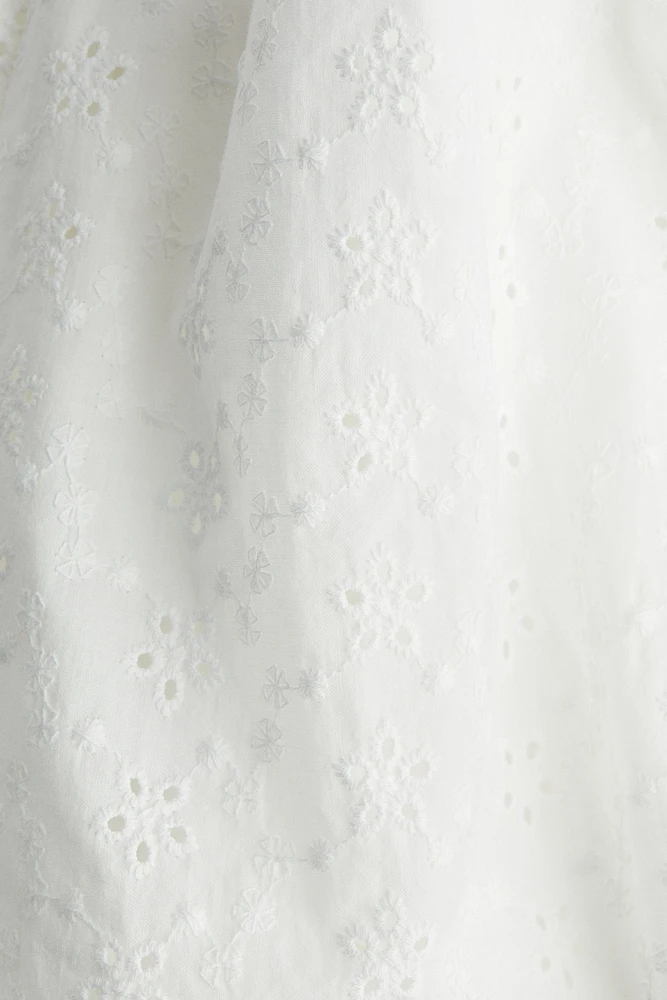 Short taille haute avec broderie anglaise