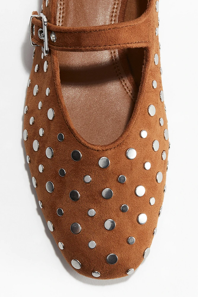 Ballerines cloutées façon Mary Jane