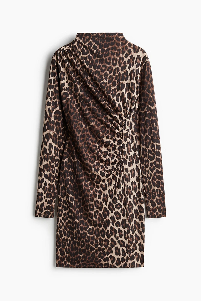 Robe moulante à effet drapé