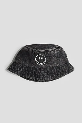 Chapeau avec motif brodé