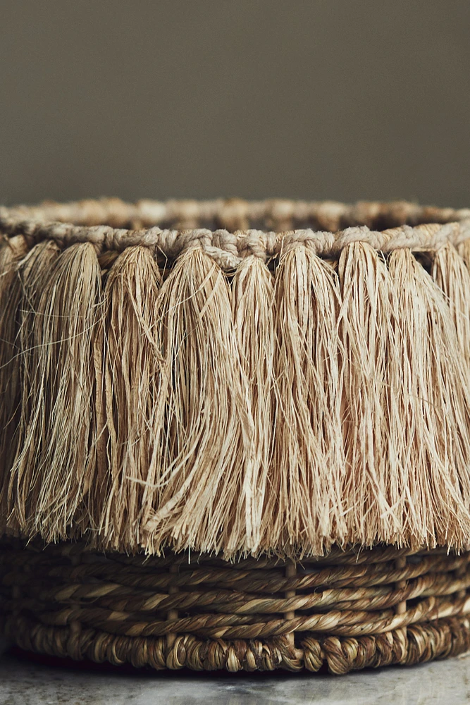 Small seagrass storage basket with tassels