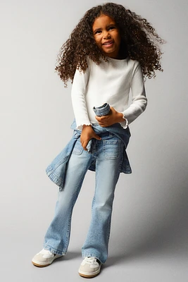 Jeans à jambe évasée