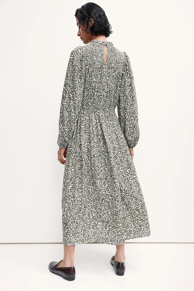 Robe avec détails en nid d'abeille