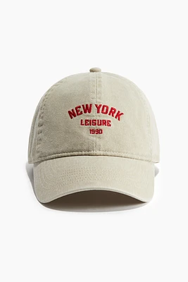 Casquette en sergé avec motif brodé