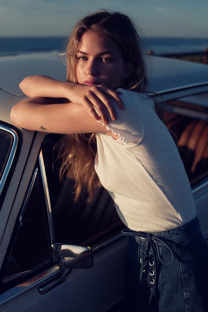 T-shirt en pointelle avec dentelle