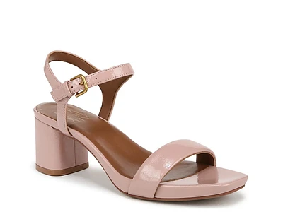 Izzy Sandal