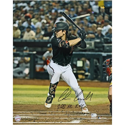 Corbin Carroll, Arizona Diamondbacks, a autographié une photo de 16" x 20" de la recrue de l'année 2023 de la Ligue nationale, en maillot noir, avec l'inscription "2023 NL ROY"