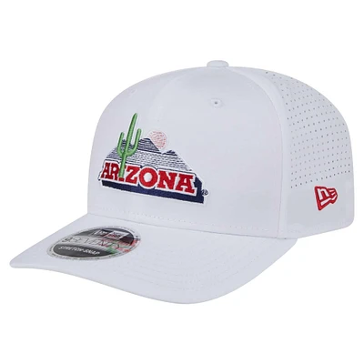 Casquette extensible à boutons-pression Perform Vault 9SEVENTY des Wildcats de l'Arizona pour homme New Era blanche