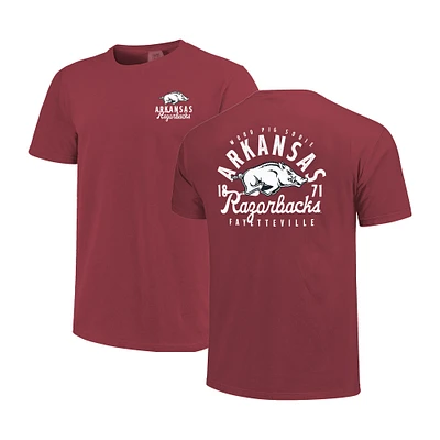 T-shirt à superposition de mascotte Crimson Arkansas Razorbacks Comfort Colors pour homme