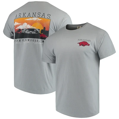 T-shirt gris Arkansas Razorbacks Comfort Colors Campus Scenery pour homme