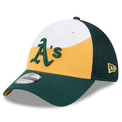 Casquette d'entraînement de printemps 39THIRTY Flex Athletics 2025 pour homme New Era Gold/Dark Green