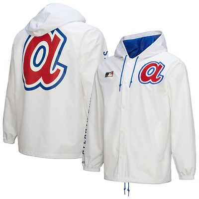 Veste d'entraîneur à capuche vintage blanche Mitchell & Ness des Braves d'Atlanta pour homme