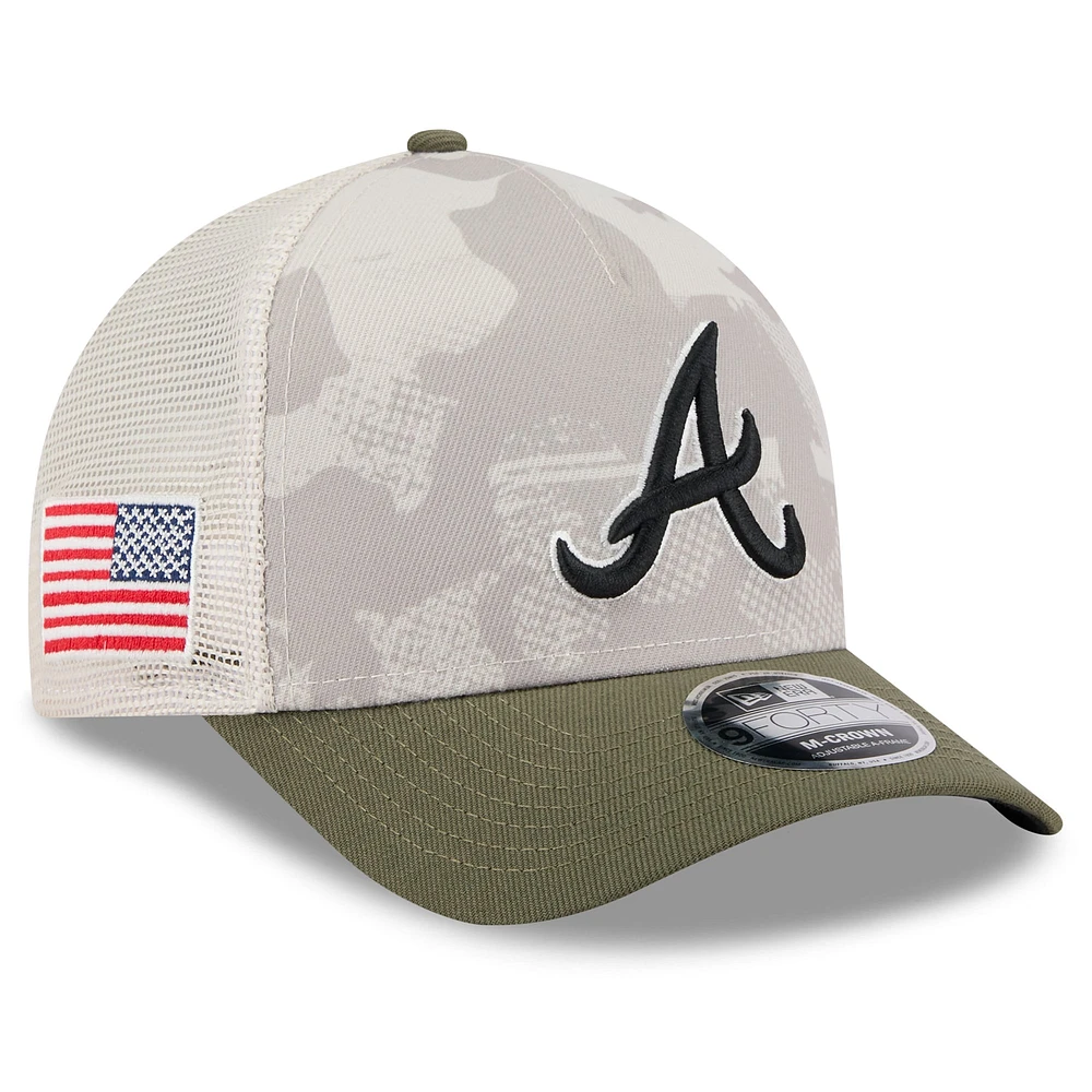 Casquette ajustable New Era 9FORTY M-Crown A-Frame beige clair/olive pour homme, Atlanta Braves 2025 Armed Forces Day