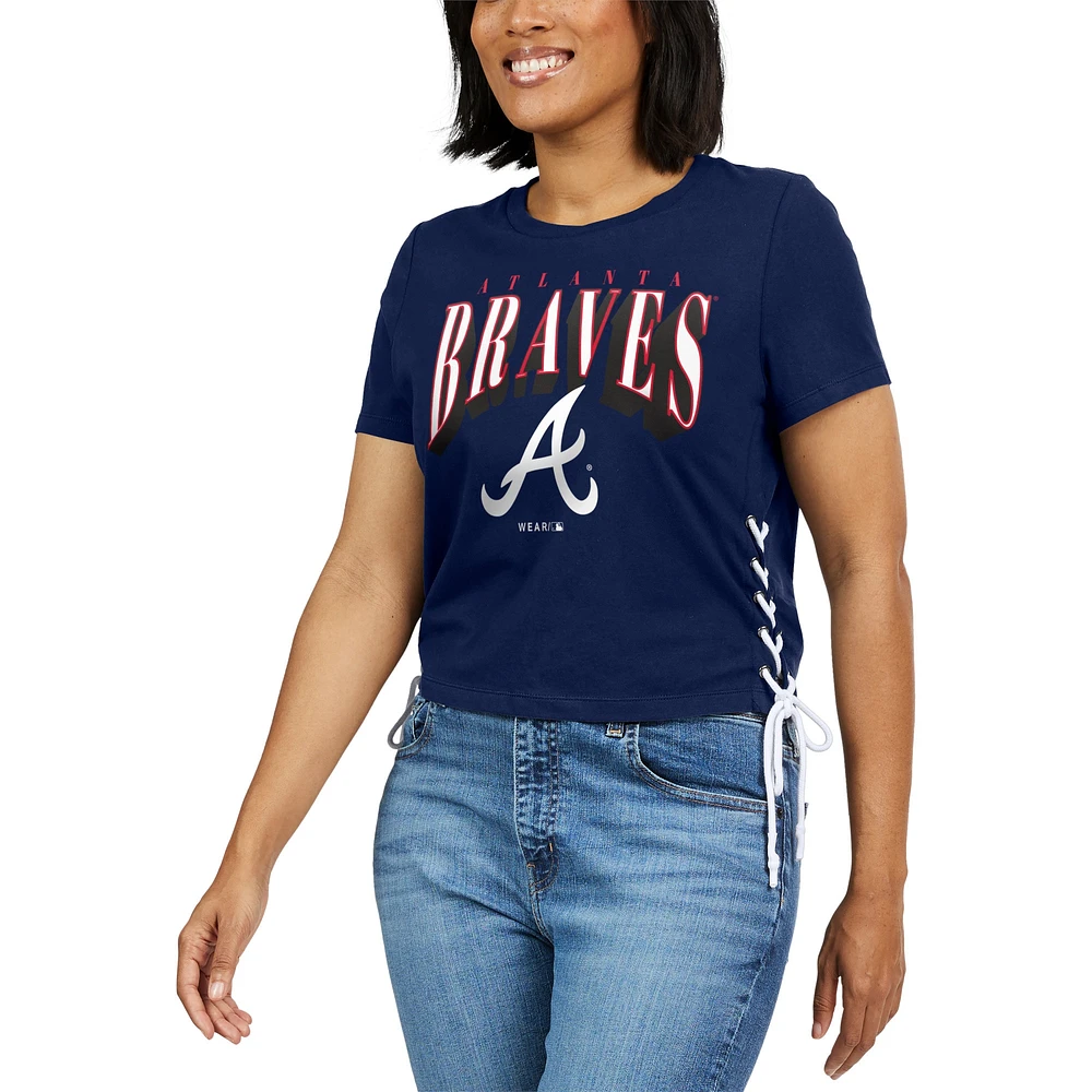 T-shirt court à lacets sur le côté des Atlanta Braves WEAR by Erin Andrews pour femmes, bleu marine
