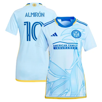 Maillot de joueur réplique adidas Miguel Almiron bleu clair Atlanta United FC 2024 The Resurgens Kit pour femme