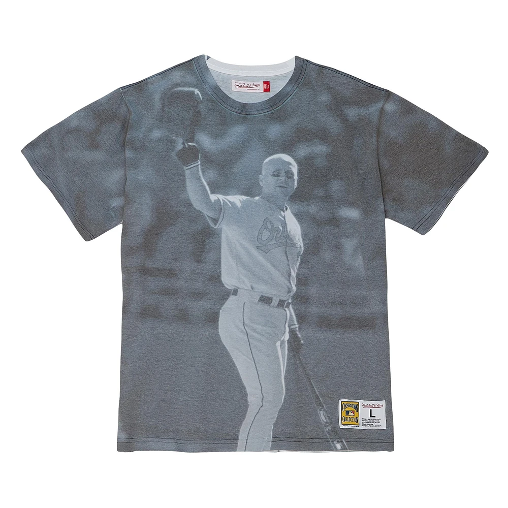 Mitchell & Ness Cal Ripken Jr. Baltimore Orioles Cooperstown Collection Highlight T-shirt graphique de joueur sublimé pour hommes