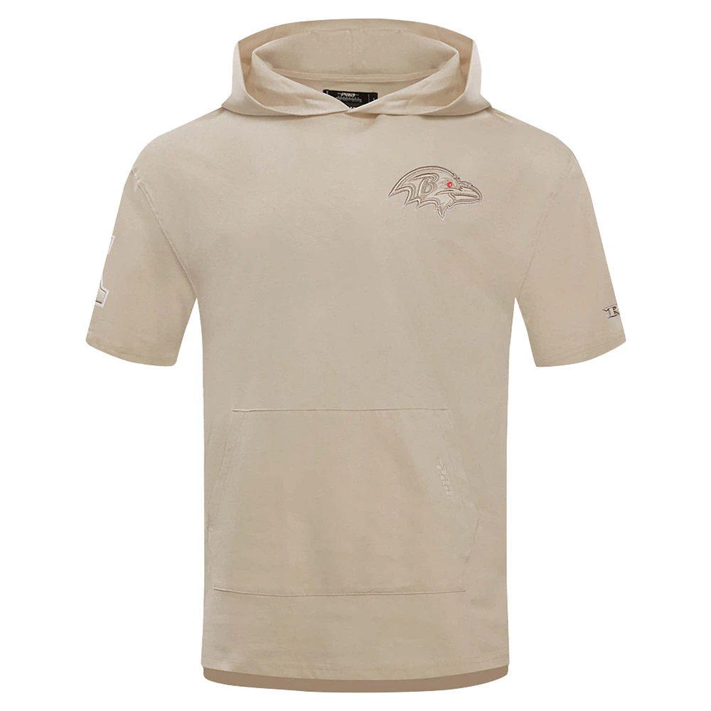 Sweat à capuche manches courtes pour homme Pro Standard Tan Baltimore Ravens Neutrals Capsule