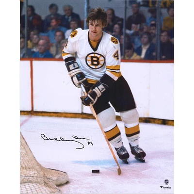 Photographie de patinage autographiée par Bobby Orr des Bruins de Boston en maillot blanc 16" x 20"