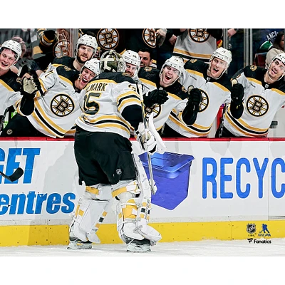 Photographie non signée de Linus Ullmark pour la célébration du premier but LNH des Bruins Boston