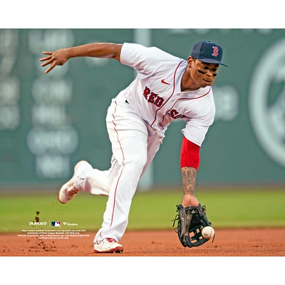 Rafael Devers Boston Red Sox non signé en train de mettre jeu une balle au sol