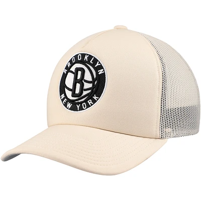 Casquette réglable de camionneur crème Brooklyn Nets Mitchell & Ness pour hommes