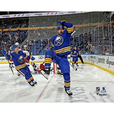 Alex Tuch, joueur non signé des Sabres de Buffalo, célèbre un but en troisième période