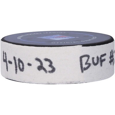 Rondelle de but utilisée par Casey Mittelstadt pour le match des Buffalo Sabres du 10 avril 2023 contre les Rangers de New York