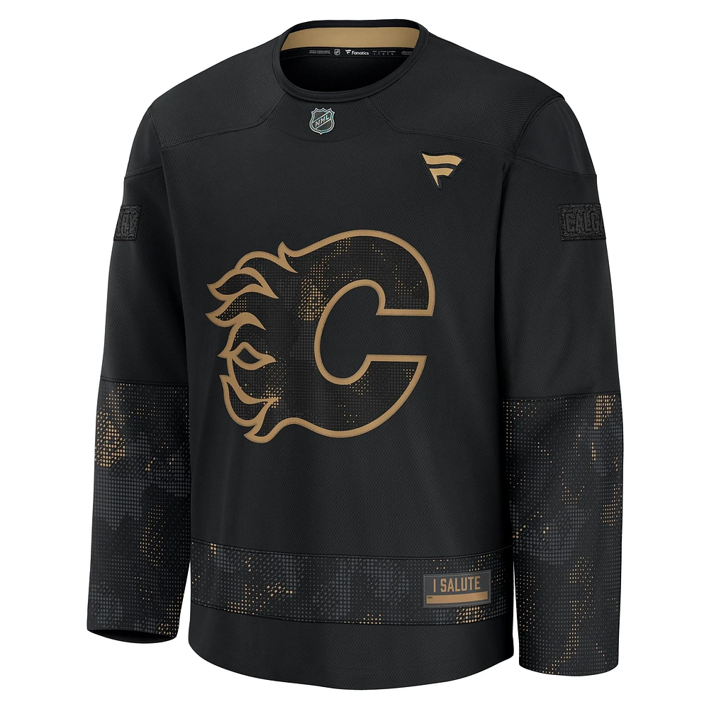 Maillot d'entraînement d'appréciation militaire noir Calgary Flames 2024 Fanatics pour hommes