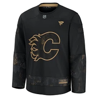 Maillot d'entraînement d'appréciation militaire noir Calgary Flames 2024 Fanatics pour hommes
