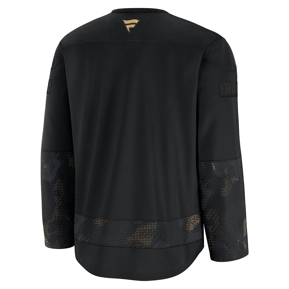Maillot d'entraînement d'appréciation militaire noir Calgary Flames 2024 Fanatics pour hommes