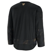 Maillot d'entraînement d'appréciation militaire noir Calgary Flames 2024 Fanatics pour hommes